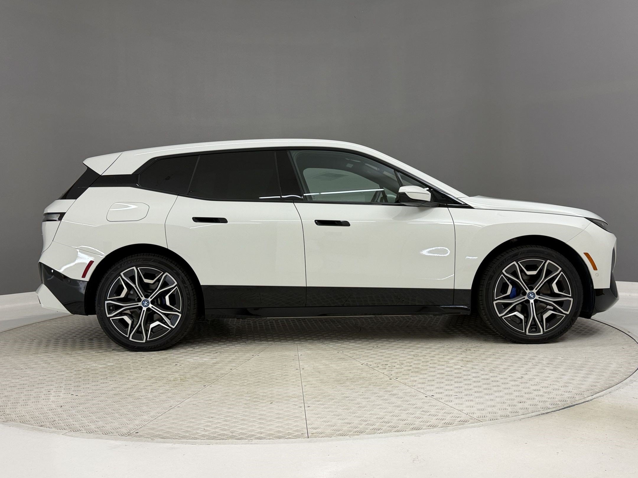Used 2024 BMW iX xDrive50 w/ Sport Package AWD/4WD image 8