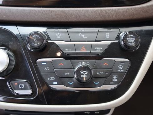 Used 2018 Chrysler Pacifica Touring-L w/ Tire & Wheel Group FWD image 22