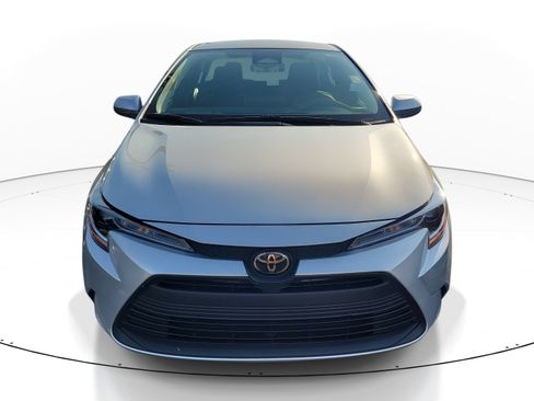Used 2025 Toyota Corolla LE FWD image 2