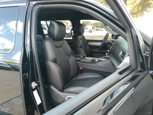 Used 2025 Jeep Wagoneer L Series II AWD/4WD image 21