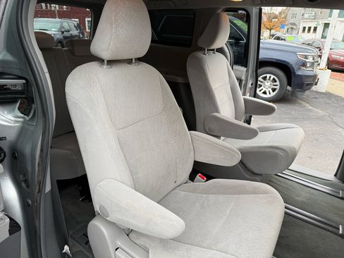 Used 2015 Toyota Sienna LE image 25
