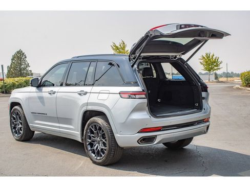 Used 2025 Jeep Grand Cherokee Summit w/ Obsidian Package AWD/4WD image 9