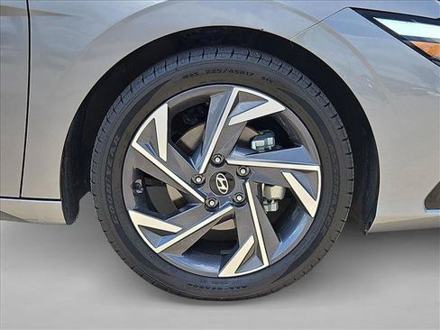 Used 2025 Hyundai Elantra Limited FWD image 23
