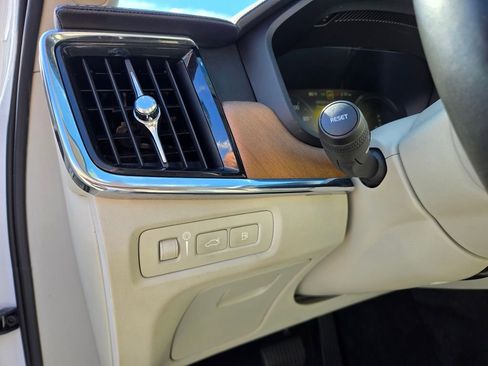 Used 2018 Volvo S90 T8 Inscription w/ Convenience Package image 27