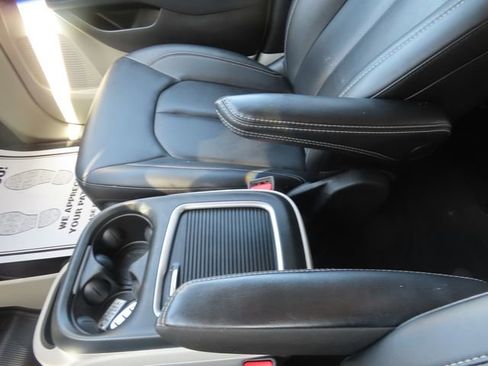 Used 2024 Chrysler Pacifica Touring-L FWD image 37