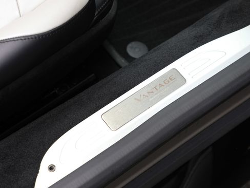 Used 2023 Aston Martin V8 Vantage Roadster RWD image 20