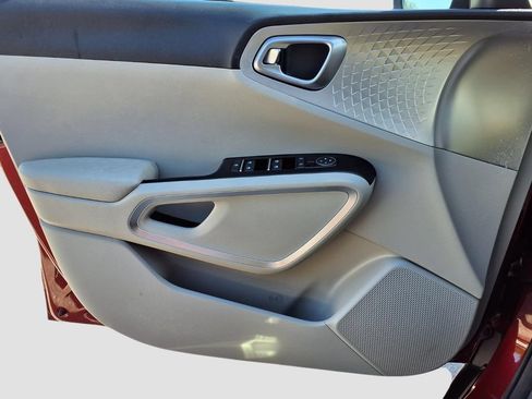 Used 2025 Kia Soul LX w/ LX Technology Package FWD image 31