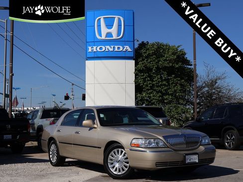 Used 2004 Lincoln Town Car Signature image 1