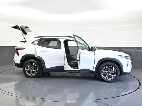 Used 2025 Chevrolet Trax LT FWD image 6
