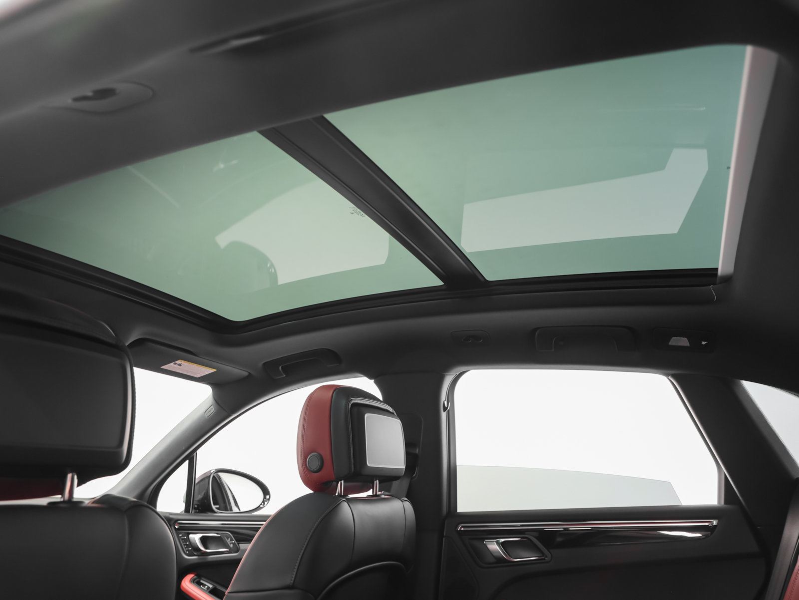 Certified 2026 Porsche Macan AWD/4WD image 43