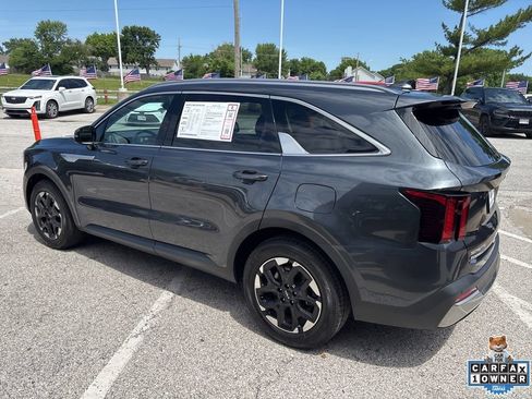 Used 2024 Kia Sorento S FWD image 19