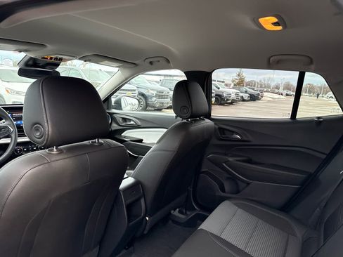 Used 2025 Chevrolet Trax LT w/ LT Convenience Package image 8