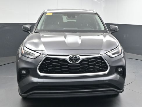 Certified 2024 Toyota Highlander XLE image 2