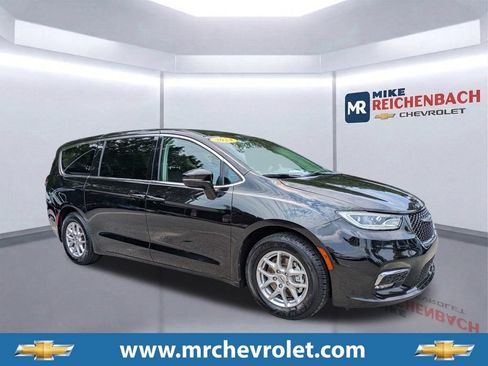 Used 2024 Chrysler Pacifica Touring-L FWD image 1