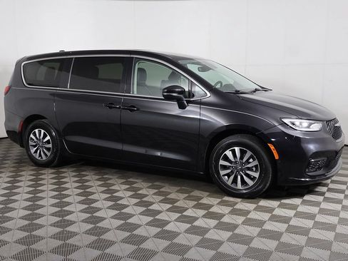 Used 2023 Chrysler Pacifica Touring-L FWD image 14