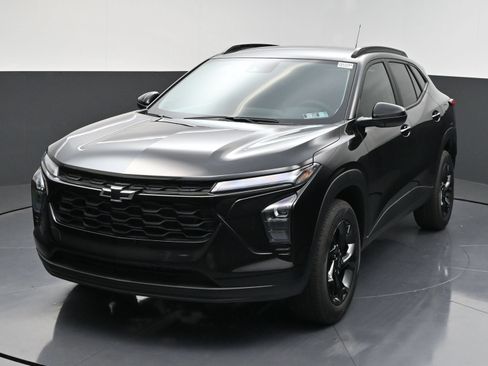 New 2026 Chevrolet Trax LT w/ Midnight Edition FWD image 3