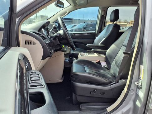 Used 2016 Chrysler Town & Country Touring image 22