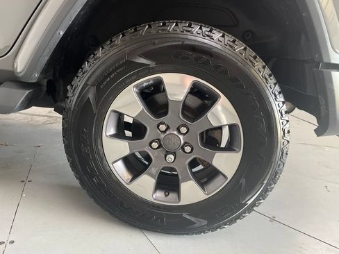 Used 2018 Jeep Wrangler Unlimited Sahara AWD/4WD image 15