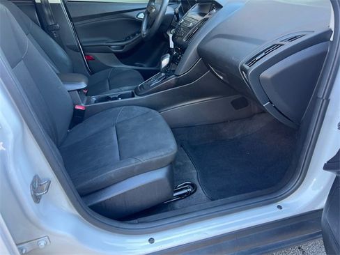 Used 2018 Ford Focus SE w/ SE Appearance Package image 13