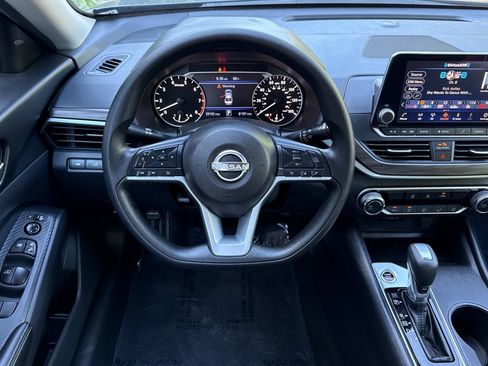 Used 2025 Nissan Altima 2.5 SV FWD image 15