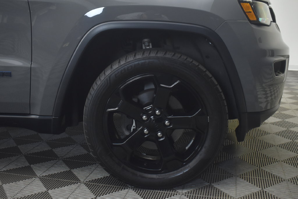 Used 2019 Jeep Grand Cherokee Laredo AWD/4WD image 24