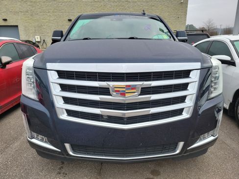 Used 2017 Cadillac Escalade Luxury image 2