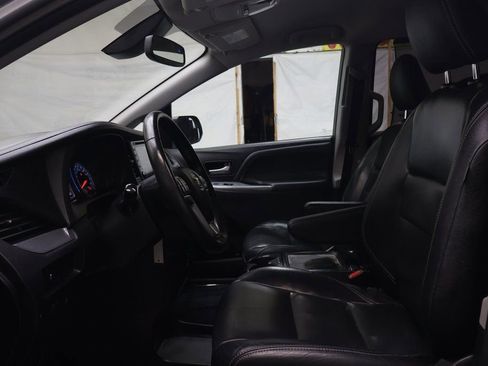 Used 2018 Toyota Sienna SE image 18