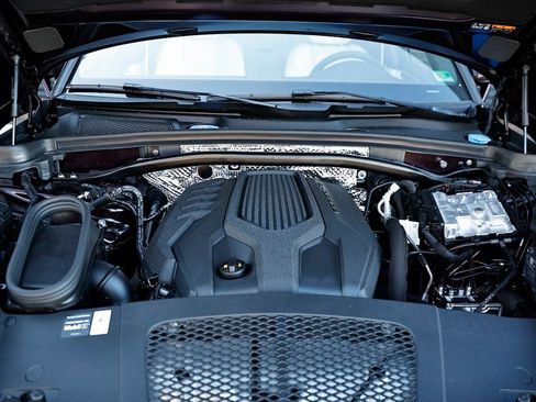 Used 2026 Porsche Macan AWD/4WD image 32