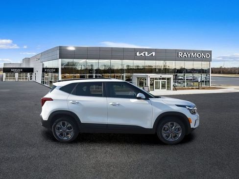 Used 2024 Kia Seltos S AWD/4WD image 2