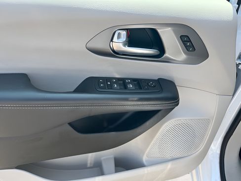 Used 2024 Chrysler Pacifica Touring-L FWD image 15
