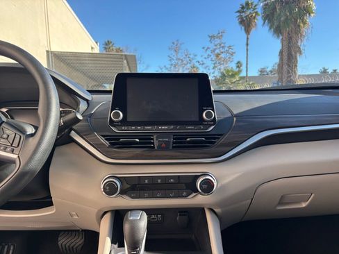 Used 2025 Nissan Altima 2.5 SV image 18