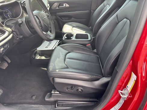 Used 2025 Chrysler Pacifica Select FWD image 13