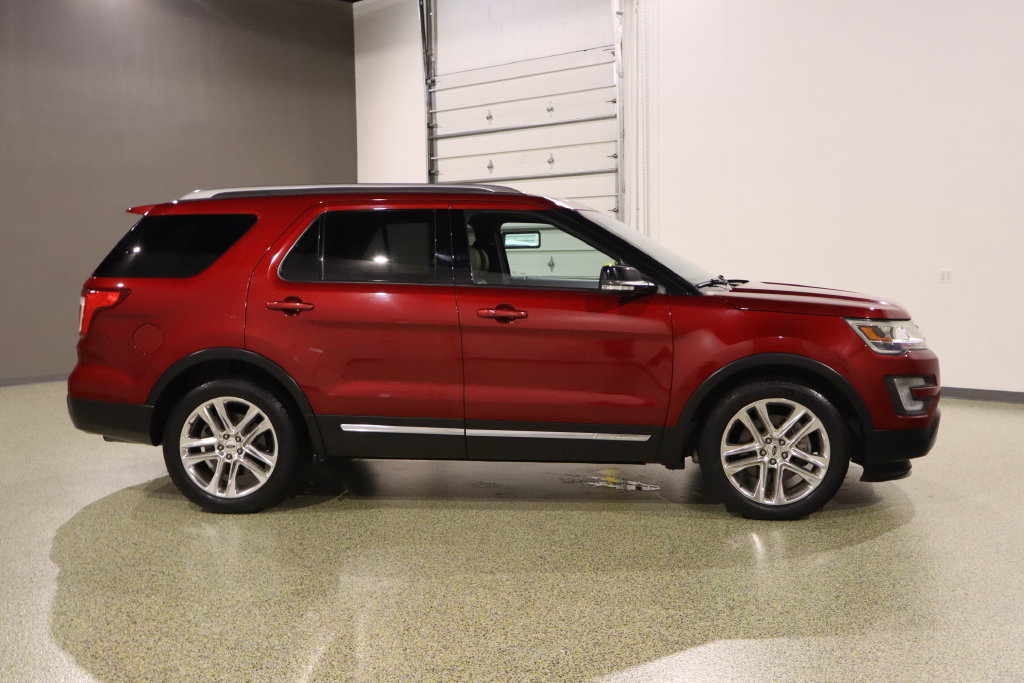 Used 2017 Ford Explorer XLT w/ Equipment Group 202A FWD image 1