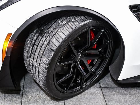 Used 2015 Chevrolet Corvette Z06 w/ 3LZ Preferred Equipment Group image 9