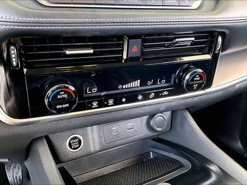 Used 2022 Nissan Rogue SV FWD image 23