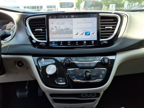 Used 2024 Chrysler Pacifica Touring-L FWD image 11
