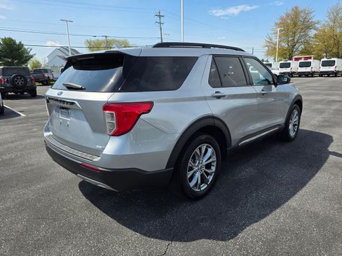 Used 2020 Ford Explorer XLT w/ Equipment Group 202A image 5