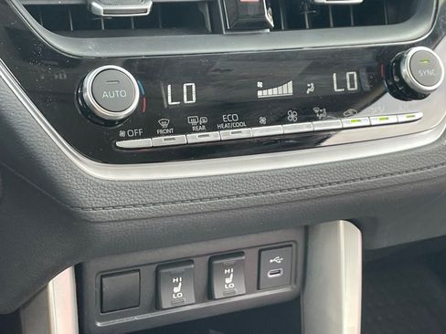 Used 2024 Toyota Corolla Cross XLE w/ Convenience Package image 9