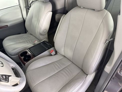 Used 2013 Toyota Sienna XLE image 19