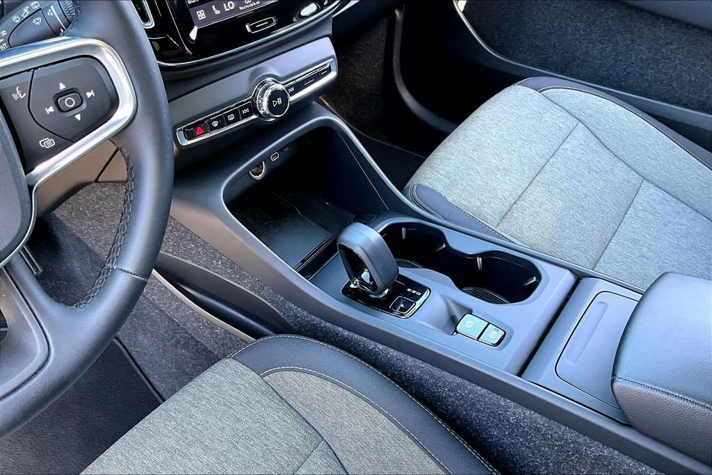 Used 2025 Volvo XC40 B5 Core AWD/4WD image 14