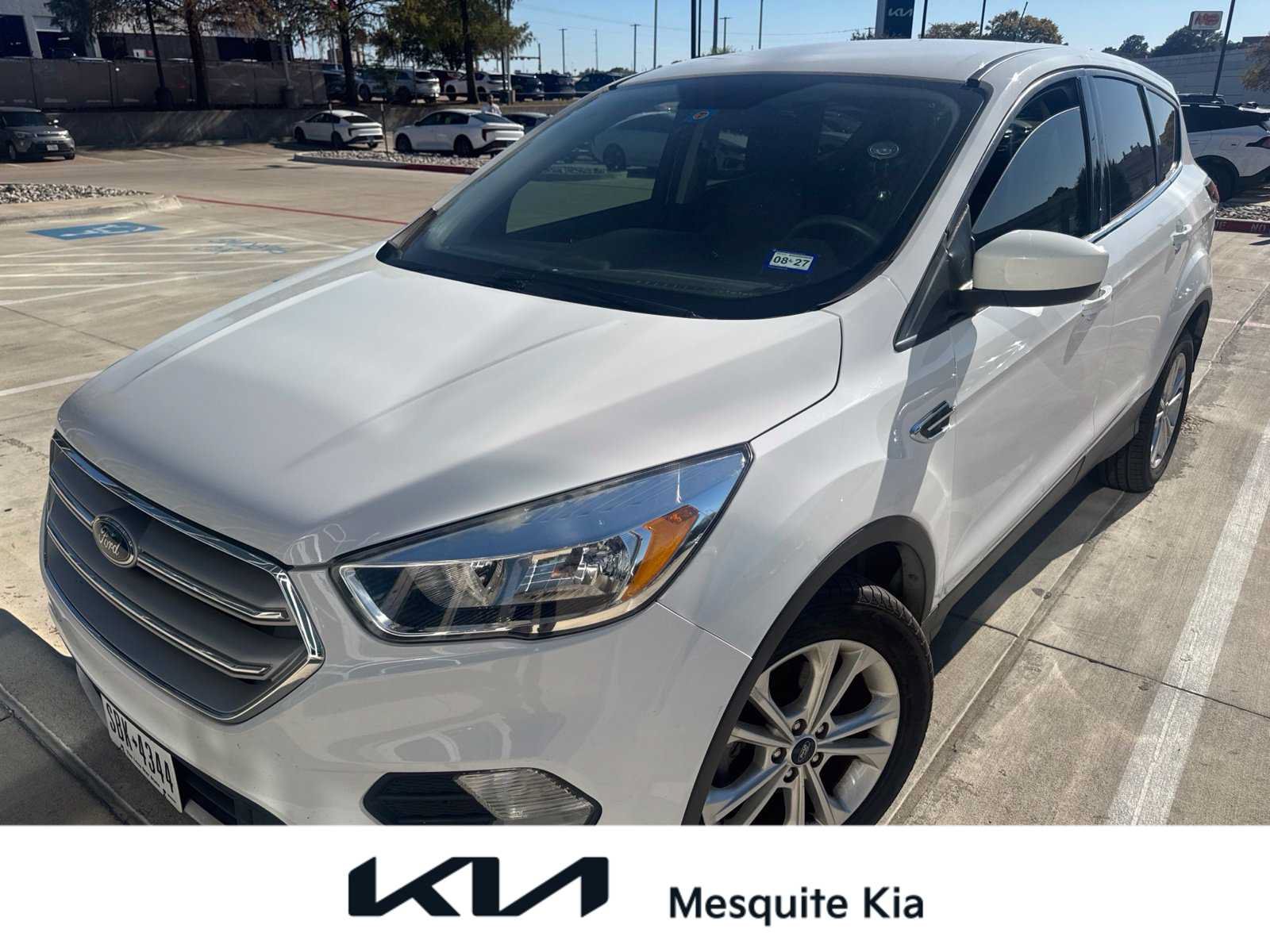 Used 2019 Ford Escape SE FWD image 1