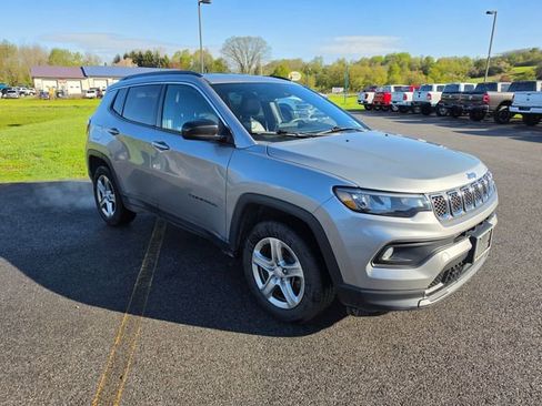 Used 2023 Jeep Compass Latitude w/ Convenience Group AWD/4WD image 3