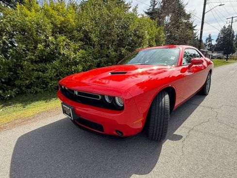 Used 2019 Dodge Challenger SXT RWD image 2