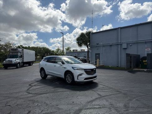Used 2023 Buick Enclave Essence image 8