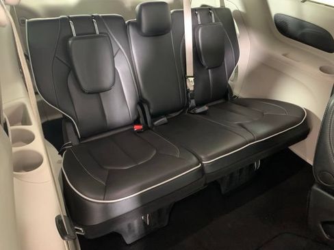 Used 2024 Chrysler Pacifica Limited FWD image 9