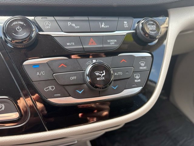 Used 2024 Chrysler Pacifica Touring-L FWD image 32