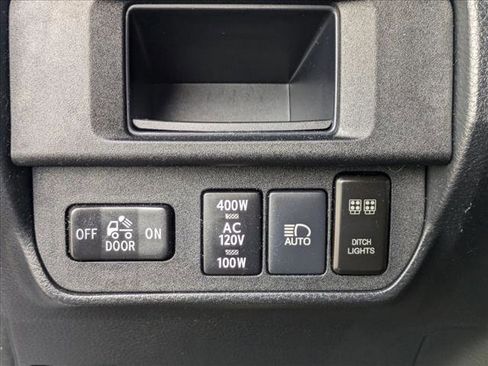 Used 2018 Toyota Tacoma TRD Off-Road image 10