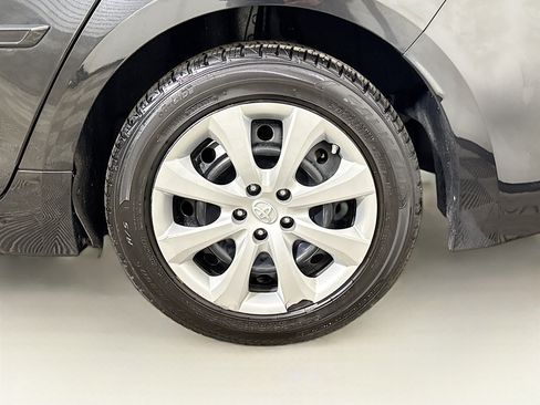 Used 2020 Toyota Corolla LE FWD image 25