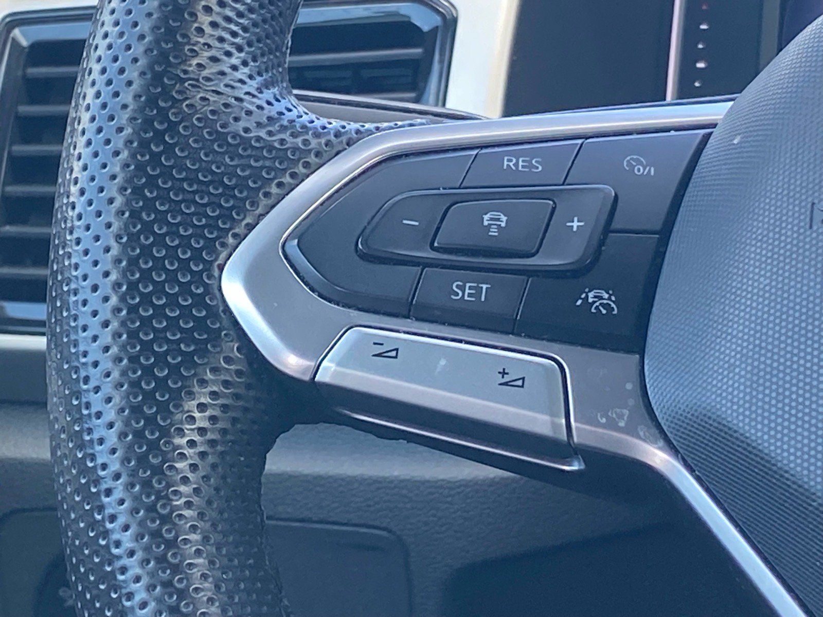 Used 2023 Volkswagen Atlas Cross Sport SEL Premium R-Line AWD/4WD image 6