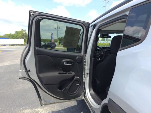Used 2021 Jeep Renegade Latitude w/ Sun & Sound Group FWD image 11